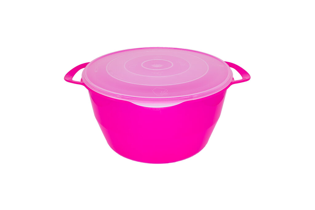 Bacia grande de plástico cor-de-rosa para temperar carnes e preparar saladas.