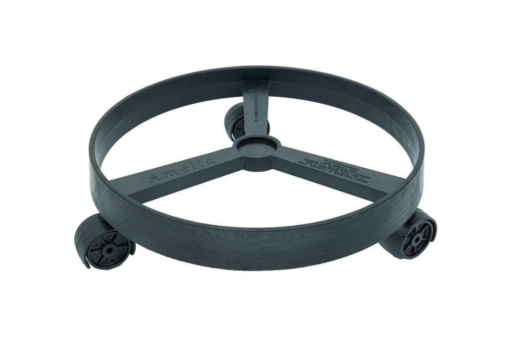 Suporte para botijão de gás preto com rodinhas.