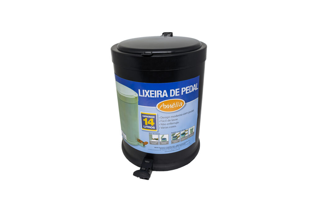 Lixeira preta com pedal, um dos utensílios domésticos mais importantes para a cozinha.